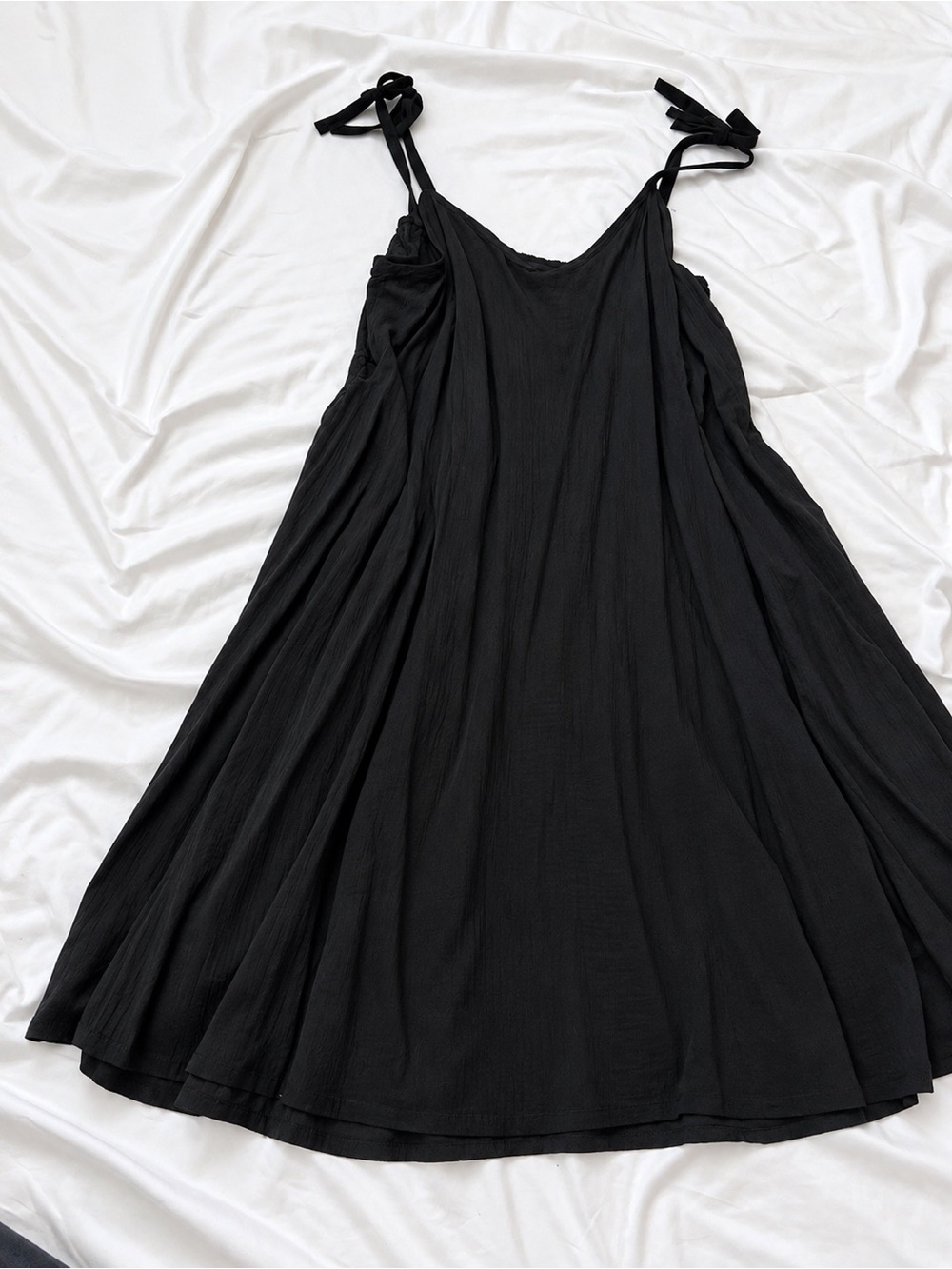 GAP Black Tie-Shoulder Flowy Midi Dress